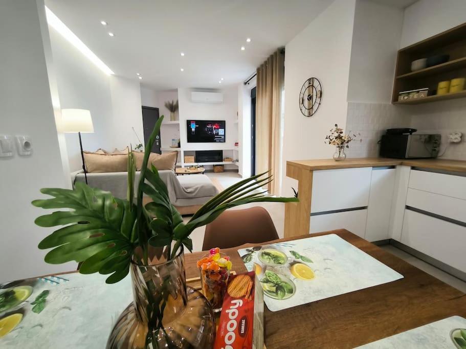 Floral Home 2 - 1St Floor Apt With Private Parking! Atenas Exterior foto